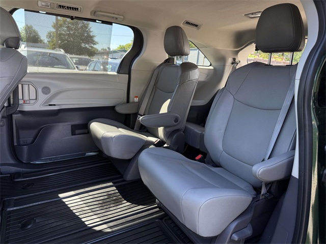 2021 Toyota Sienna XLE photo 15