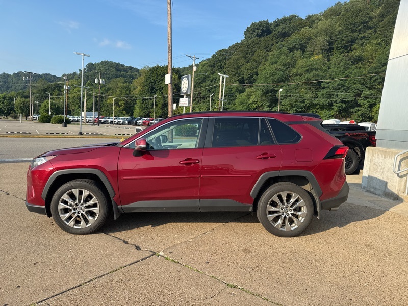 2021 Toyota RAV4 XLE Premium photo 4
