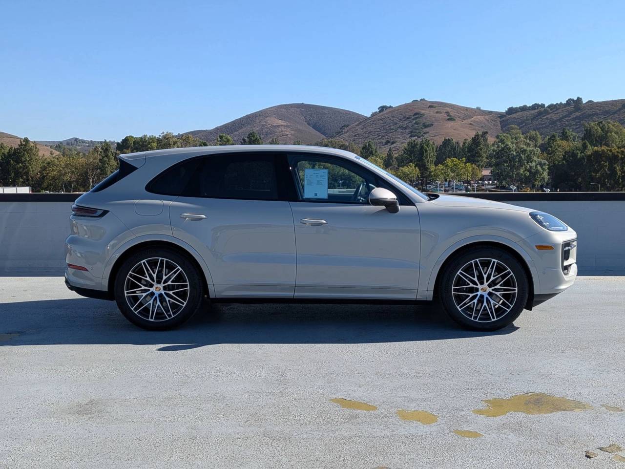 2025 Porsche Cayenne Base photo 7