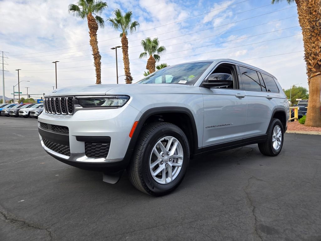 2023 Jeep Grand Cherokee Laredo photo 2