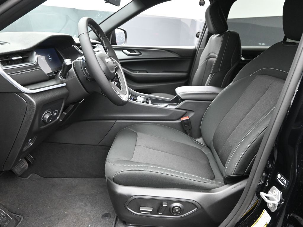2025 Jeep Grand Cherokee Laredo X photo 11