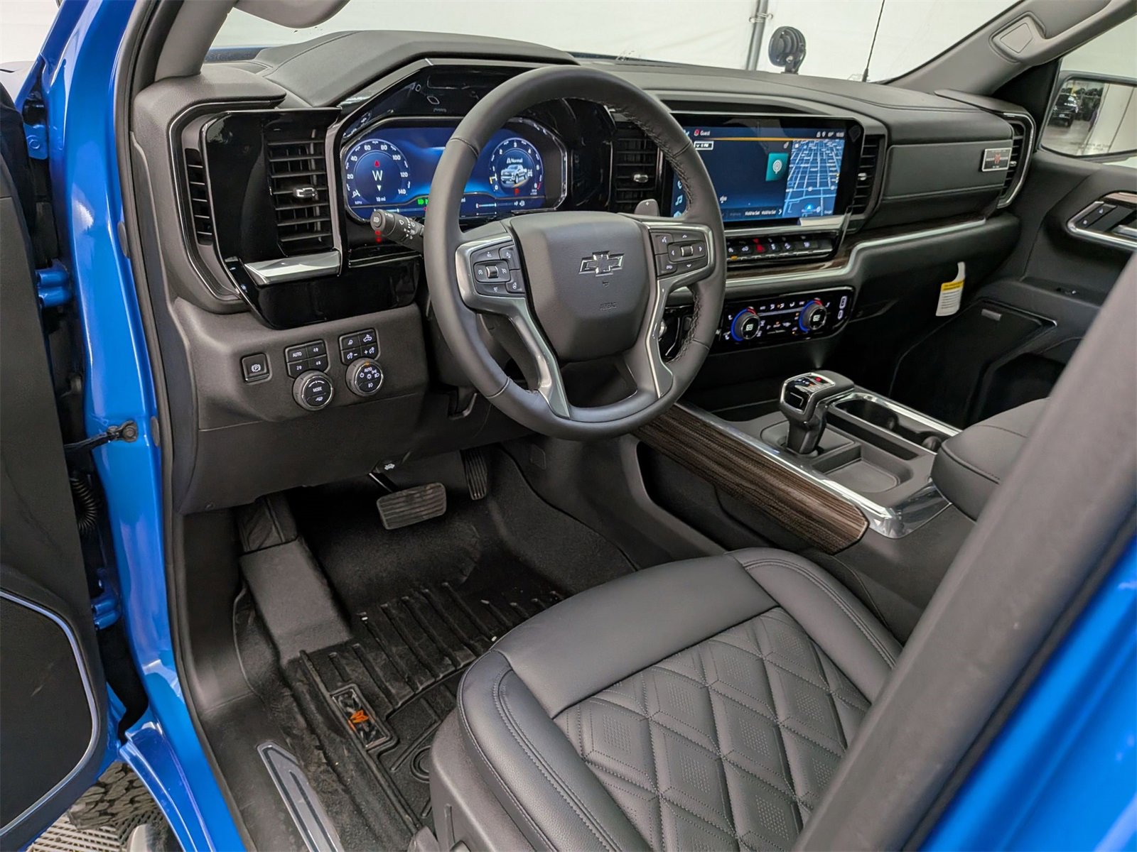 2025 Chevrolet Silverado 1500 RST photo 2