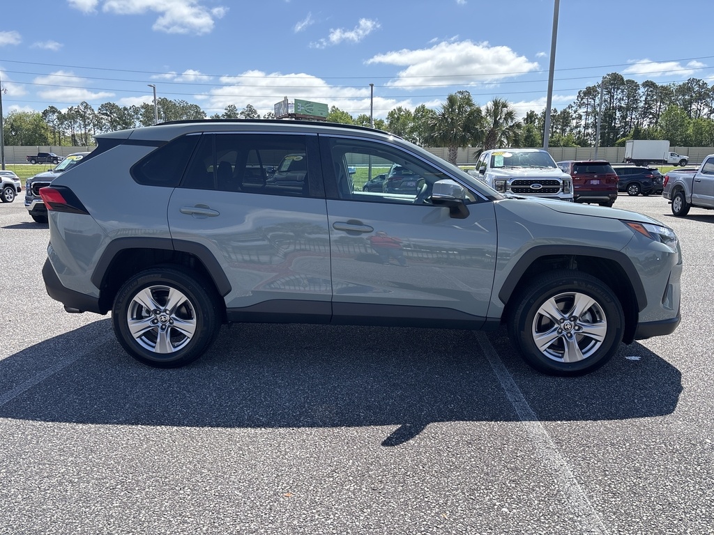 2022 Toyota RAV4 XLE photo 6