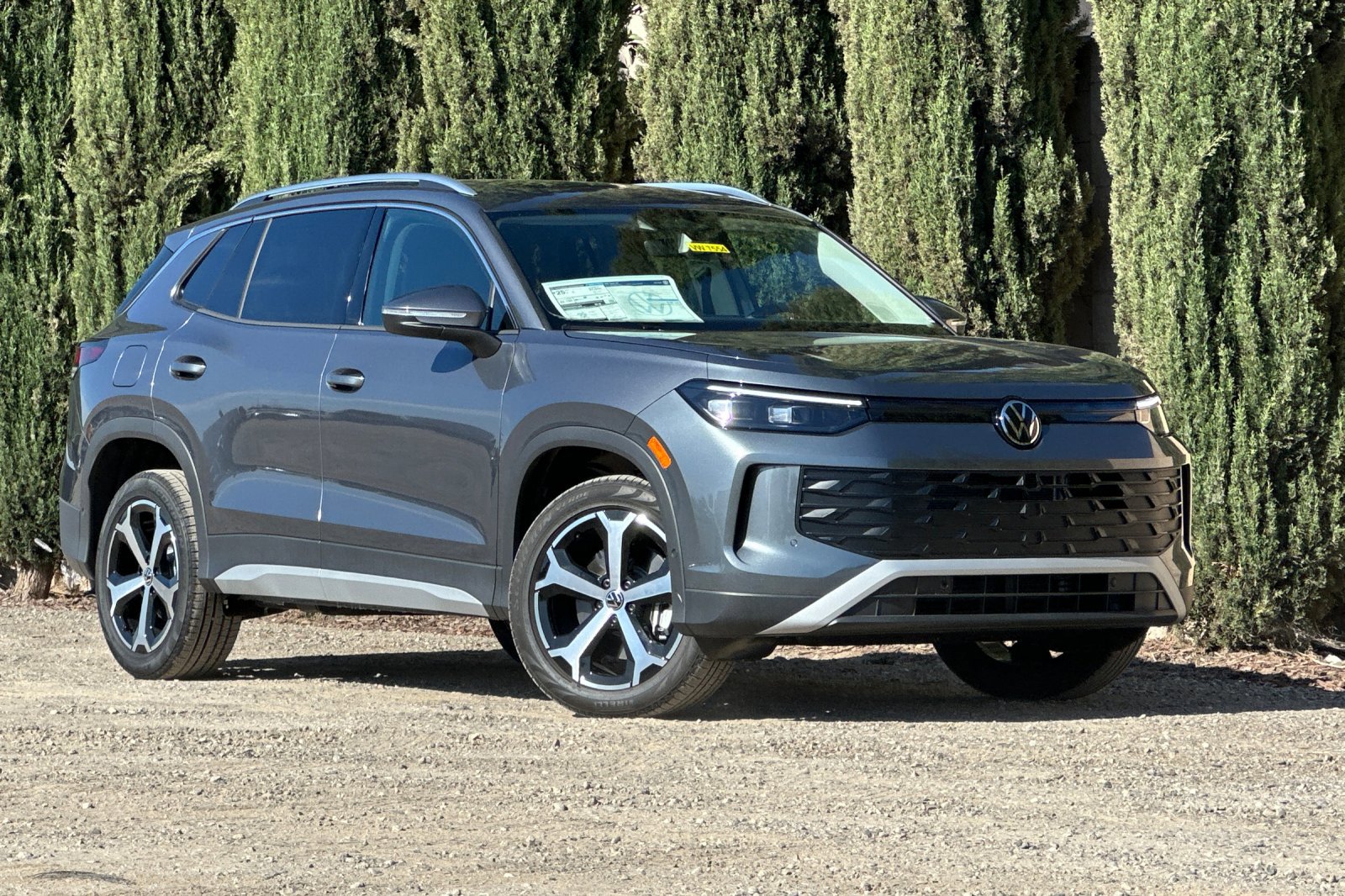 2025 Volkswagen Tiguan SE photo 2