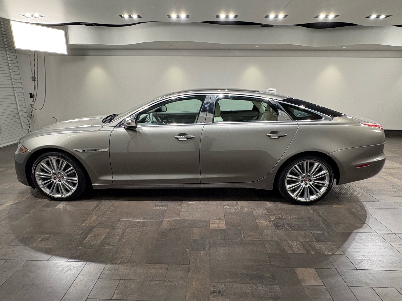 2017 Jaguar XJ L Supercharged photo 3