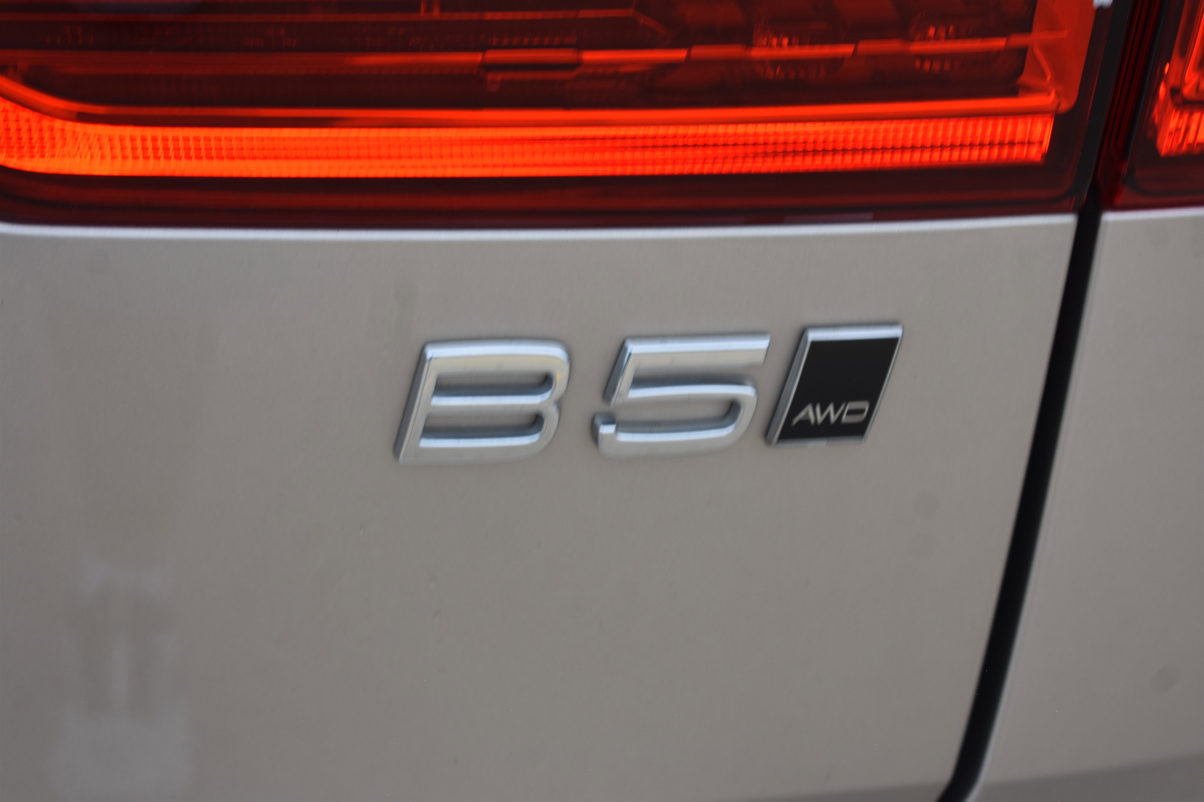 2023 Volvo XC60 B5 Plus photo 3