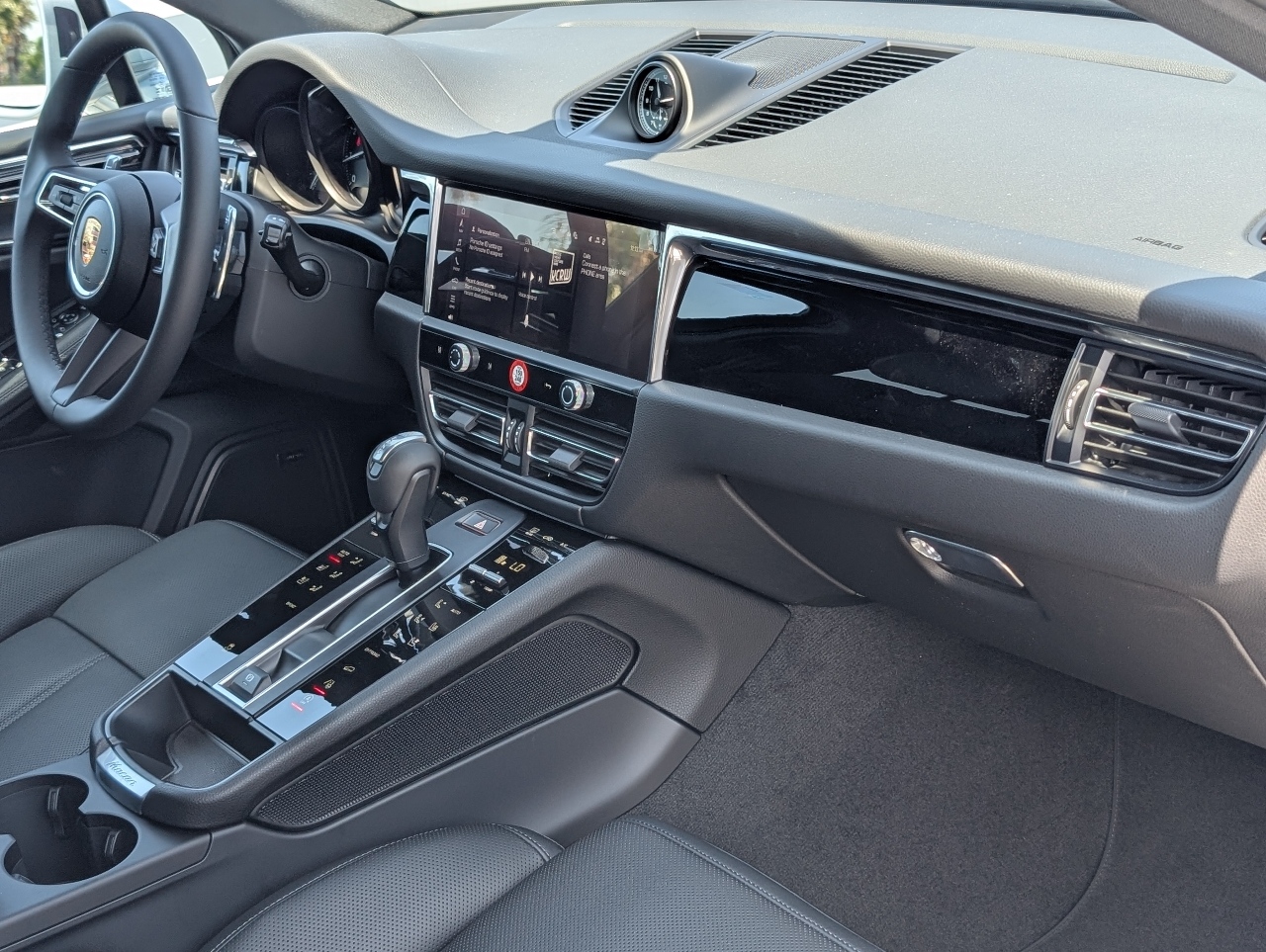 2025 Porsche Macan T photo 12