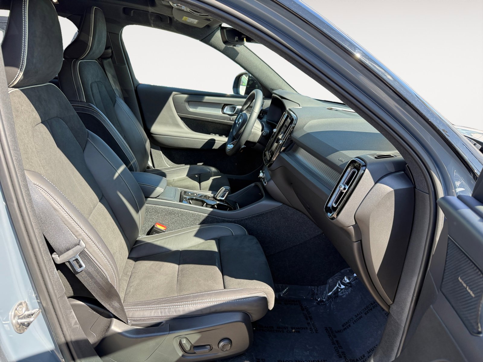 2022 Volvo XC40 R-Design photo 18