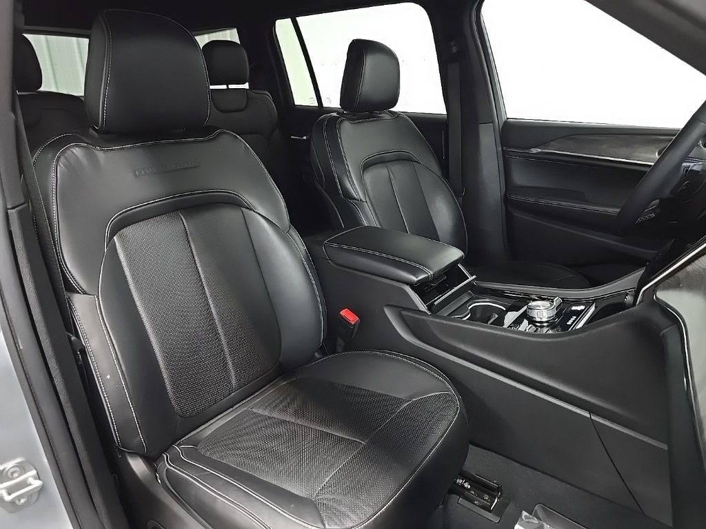 2023 Jeep Grand Cherokee Overland photo 15
