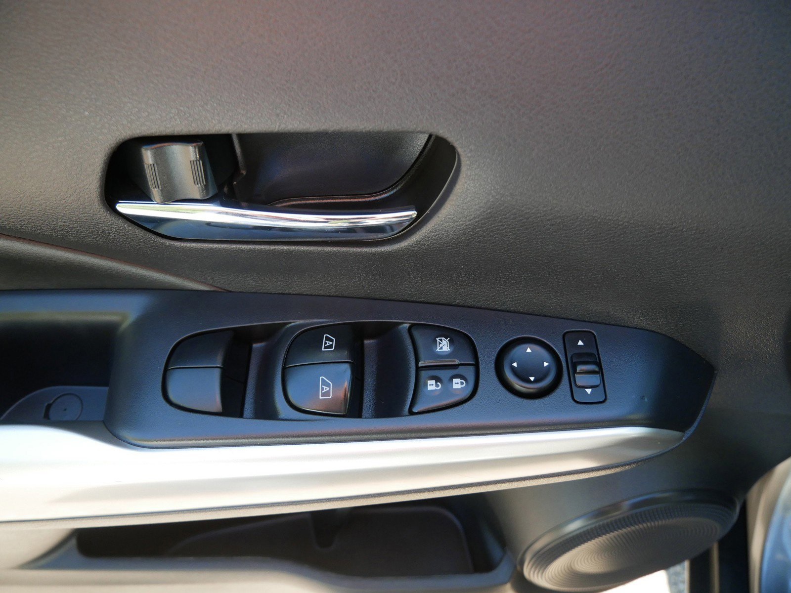 2019 Nissan Kicks SR photo 14