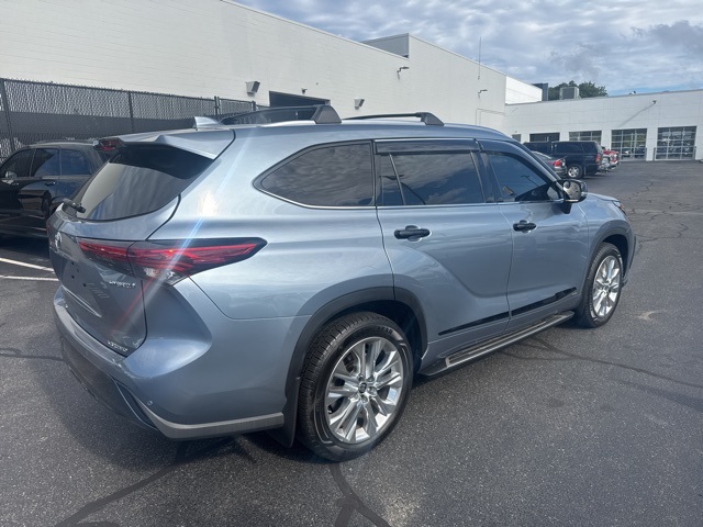 2022 Toyota Highlander Hybrid Limited photo 2
