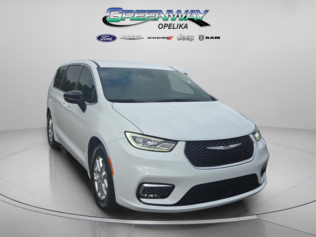 2026 Chrysler Pacifica Select's photo
