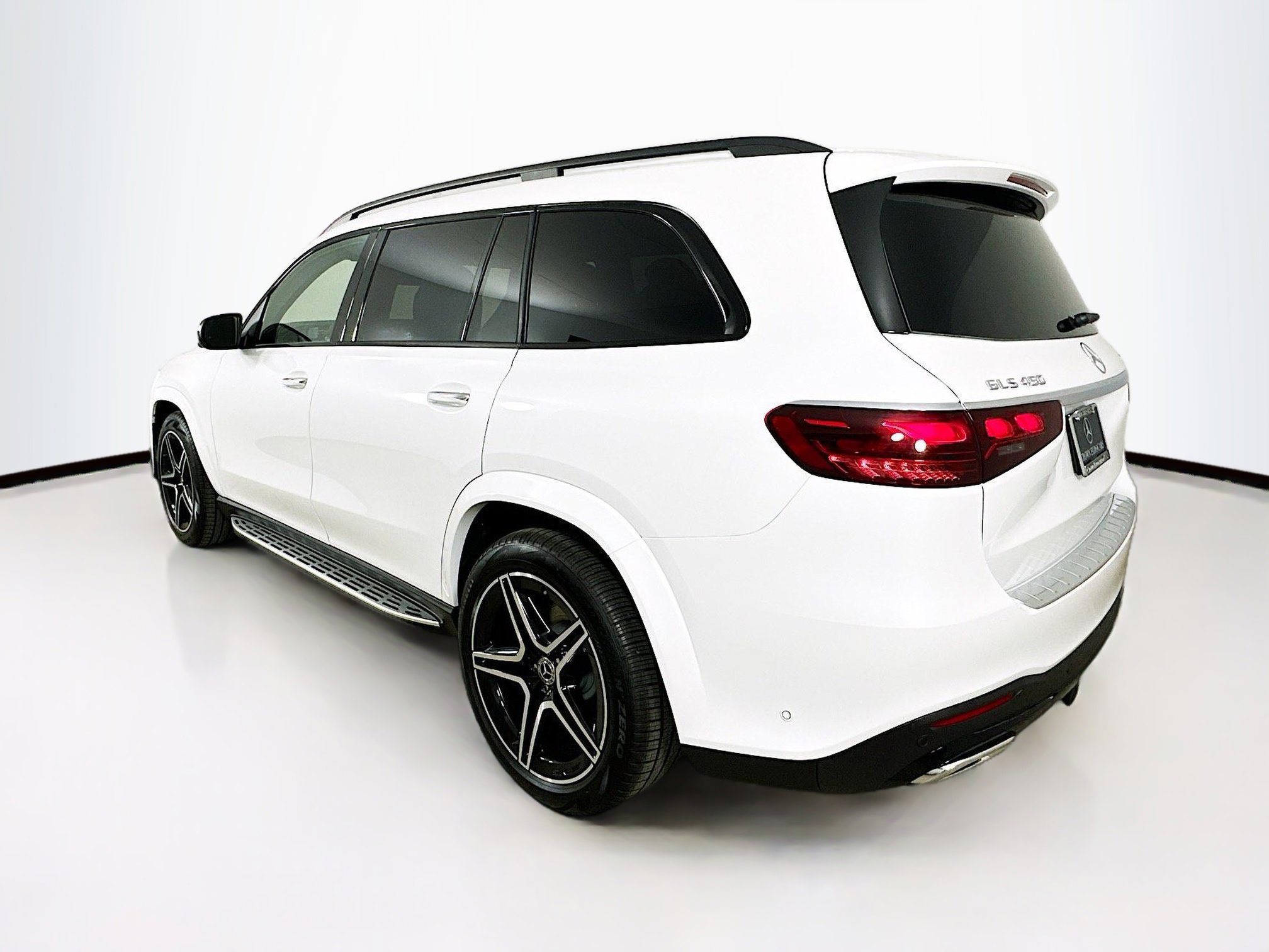 2025 Mercedes Benz GLS 450 4MATIC photo 3