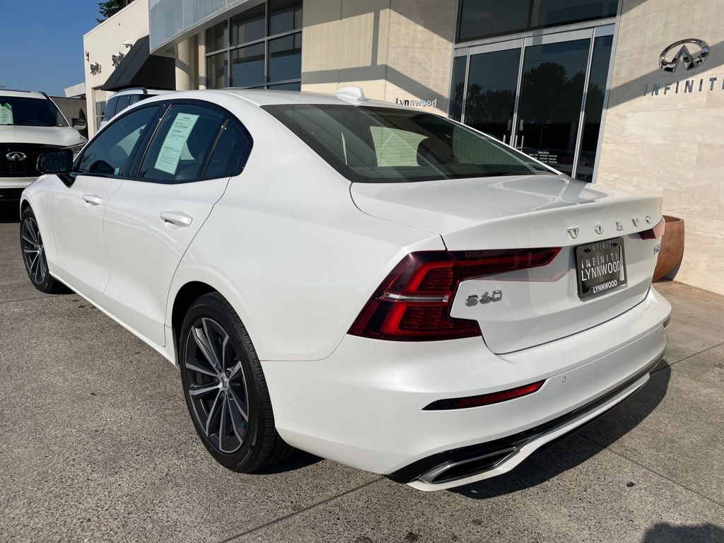 2021 Volvo S60 T5 Momentum photo 3