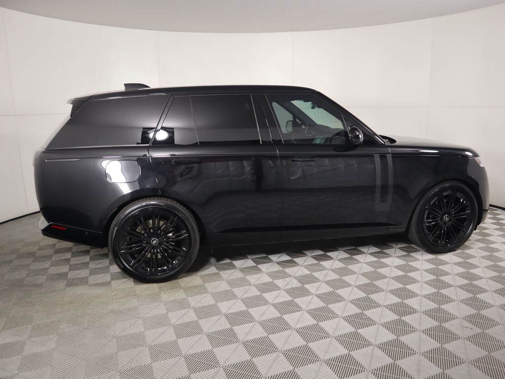 2025 Land Rover Range Rover SE photo 4