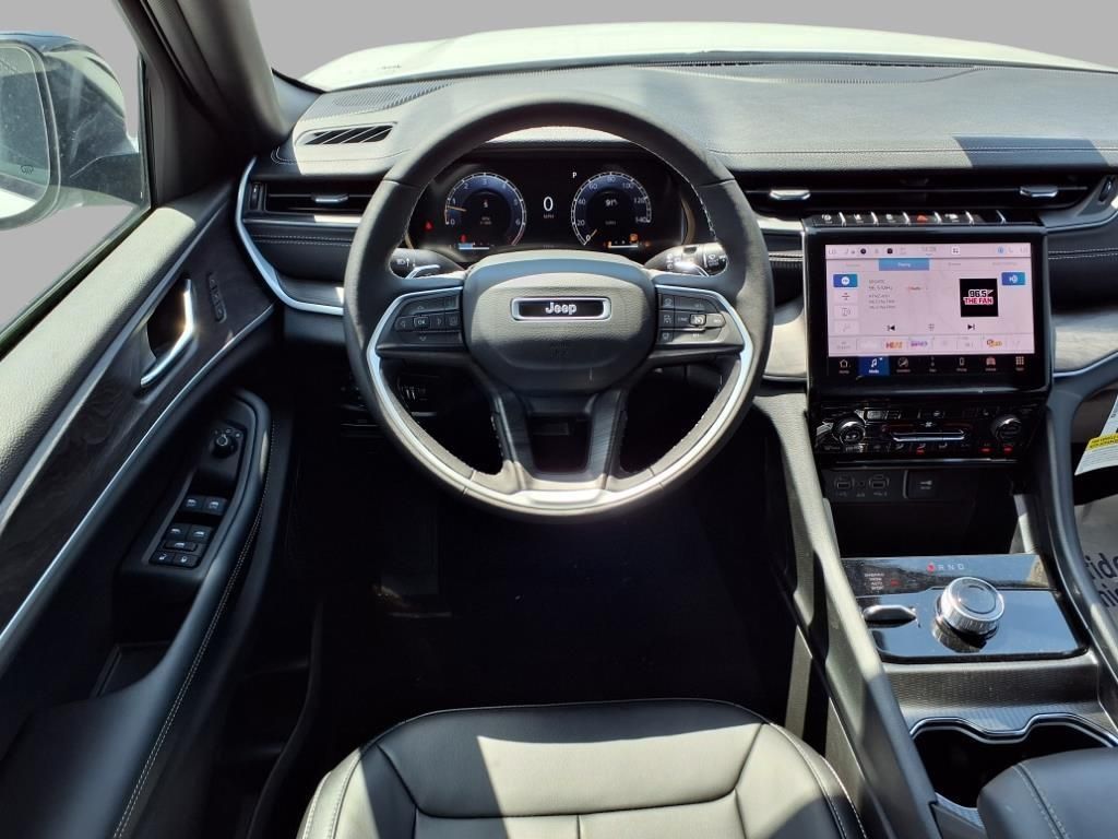 2025 Jeep Grand Cherokee Limited photo 2