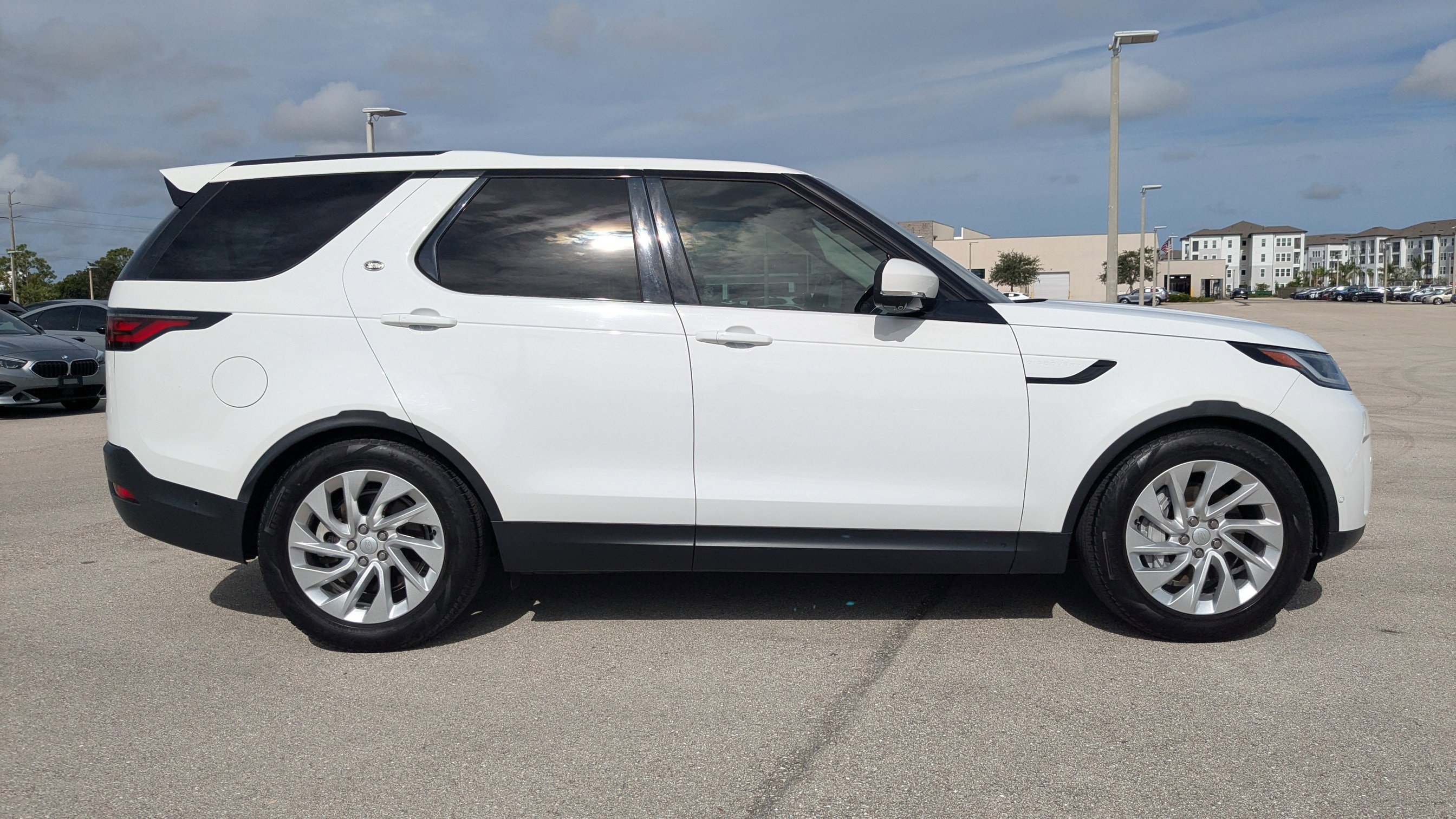 2023 Land Rover Discovery S photo 4