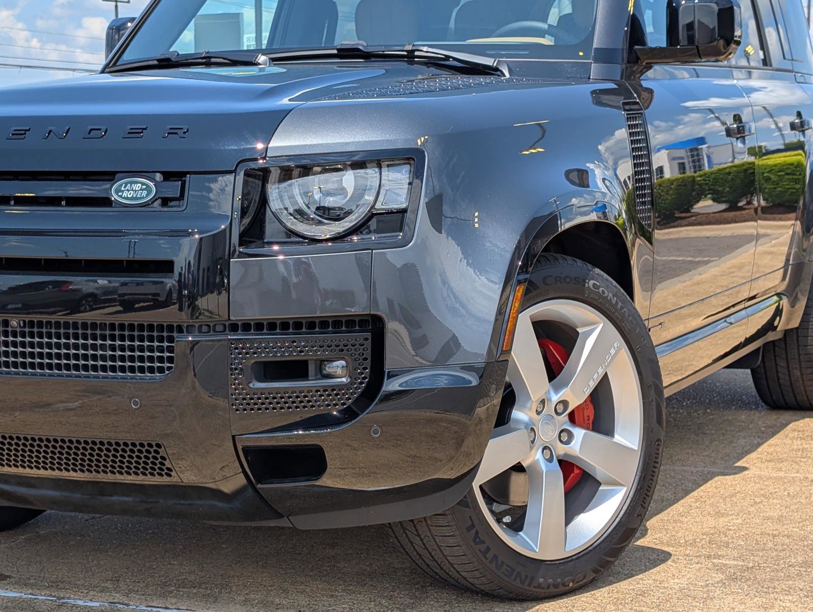 2025 Land Rover Defender 110 photo 7