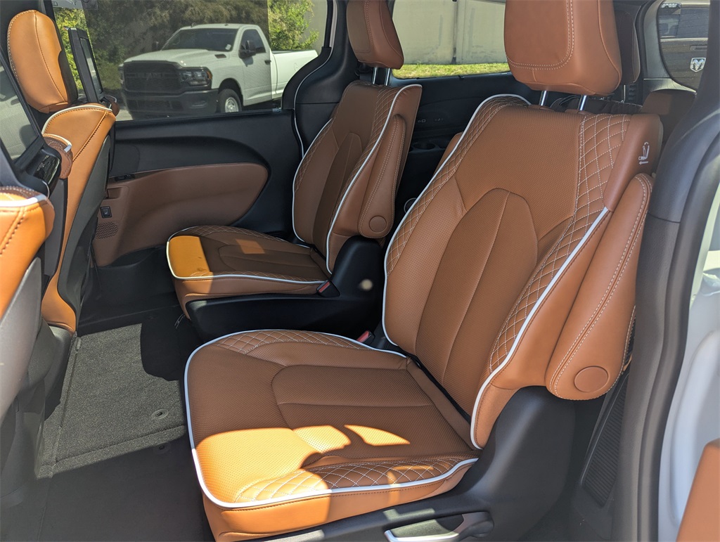 2026 Chrysler Pacifica Pinnacle photo 28