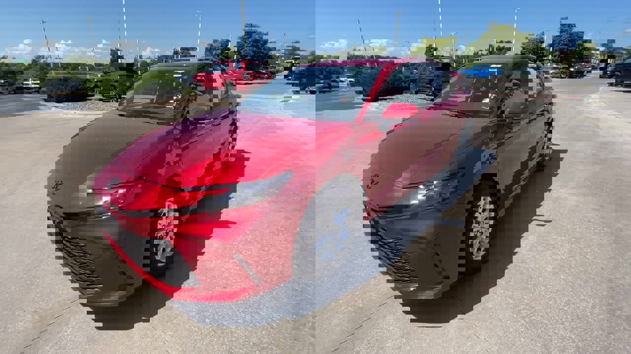 2025 Toyota Camry LE photo 4