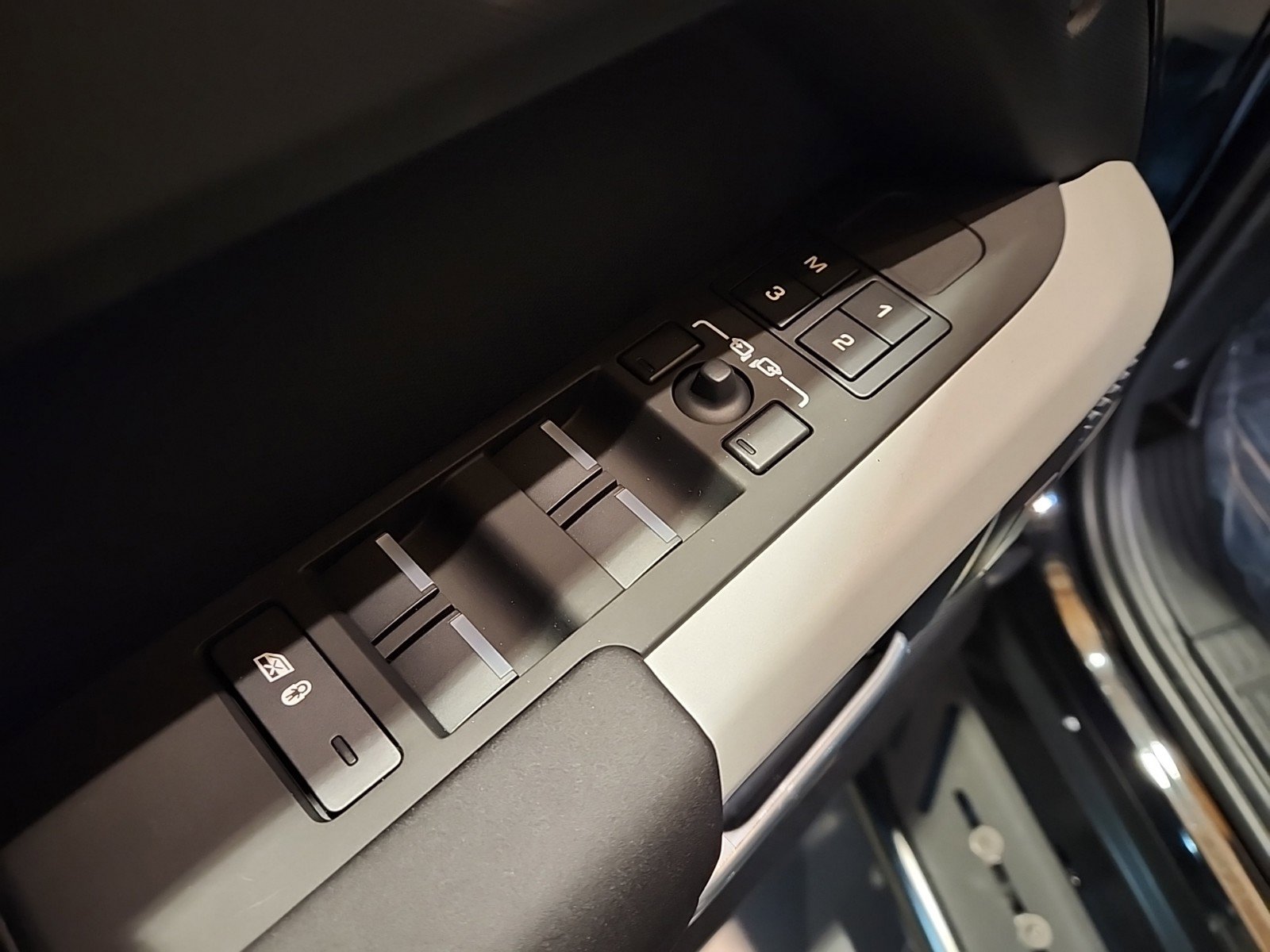 2024 Land Rover Defender 110 S photo 3