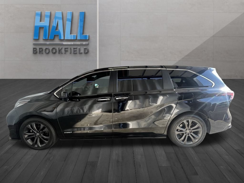 2021 Toyota Sienna XSE photo 2