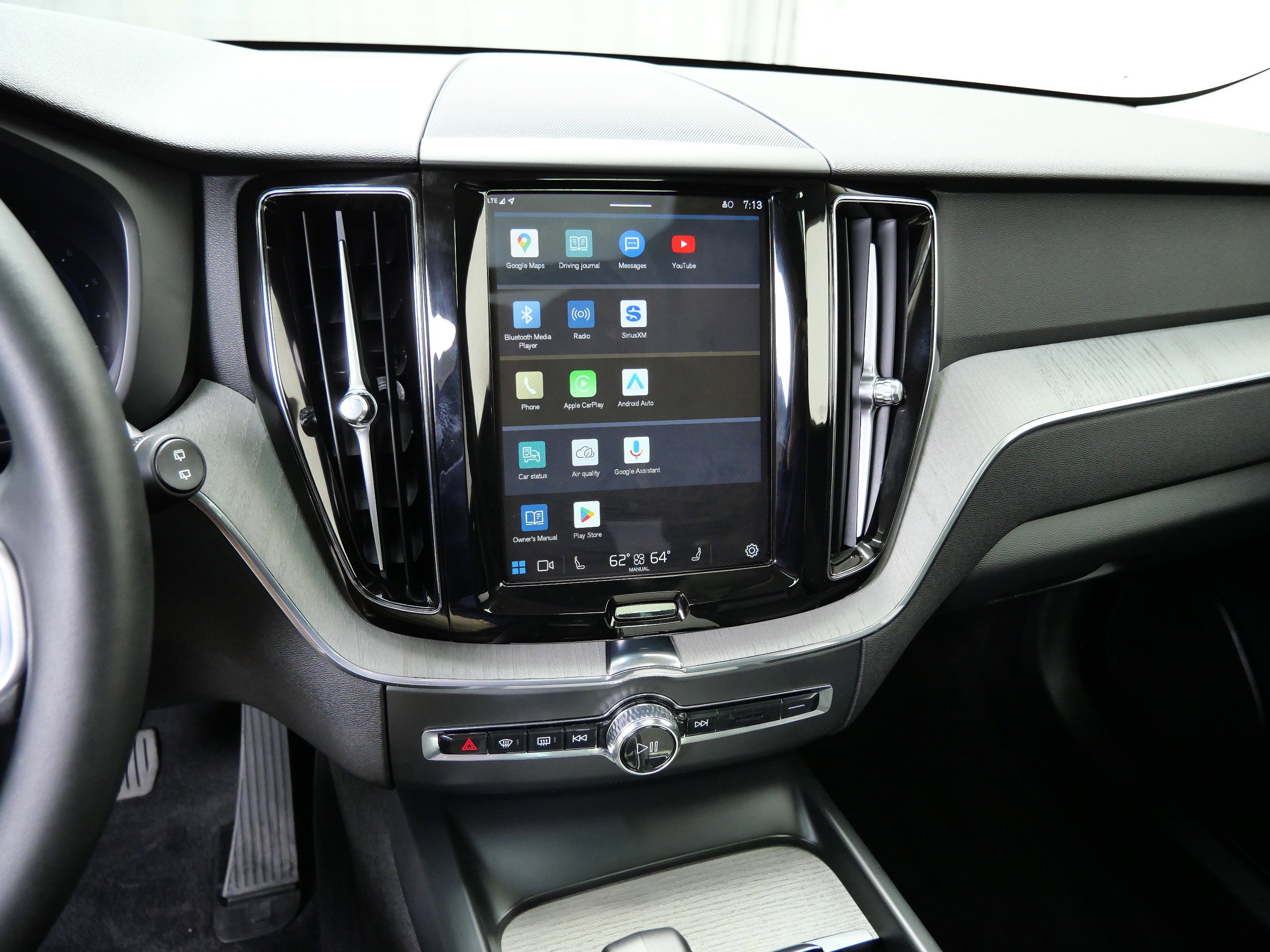 2025 Volvo XC60 Plus photo 18