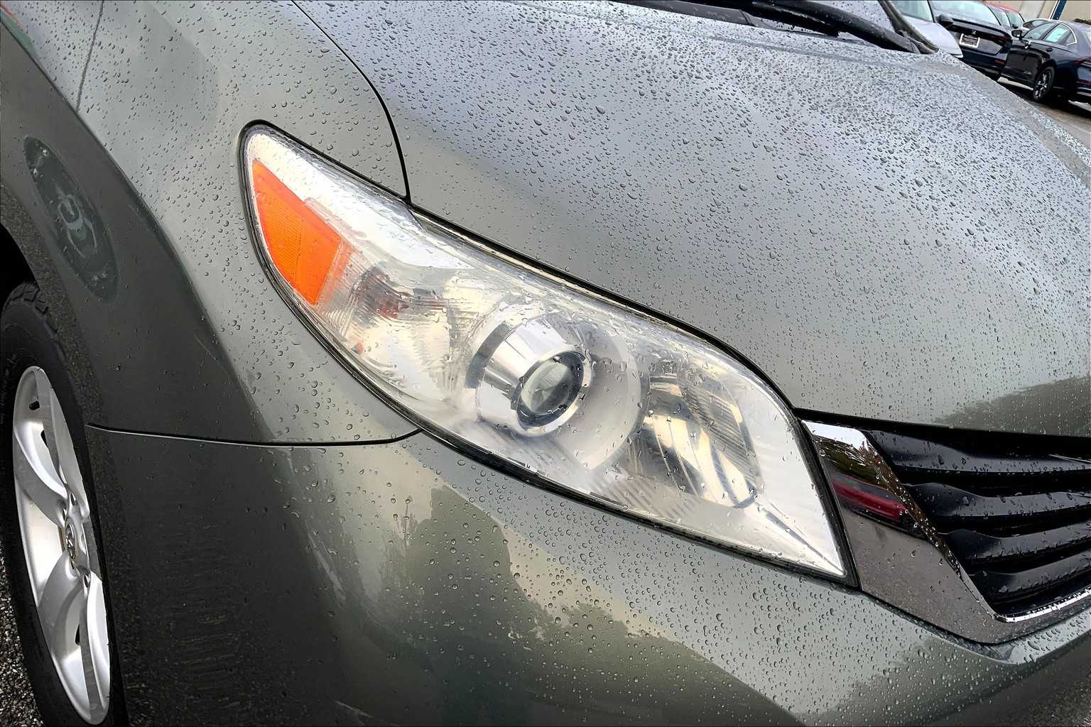 2011 Toyota Sienna LE photo 26