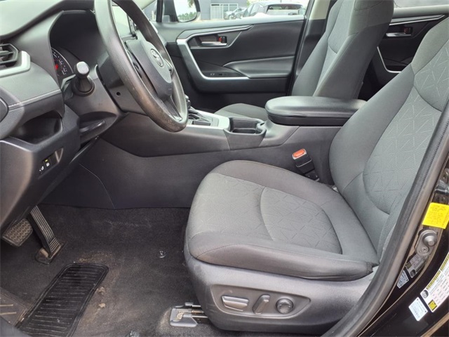 2021 Toyota RAV4 XLE photo 2