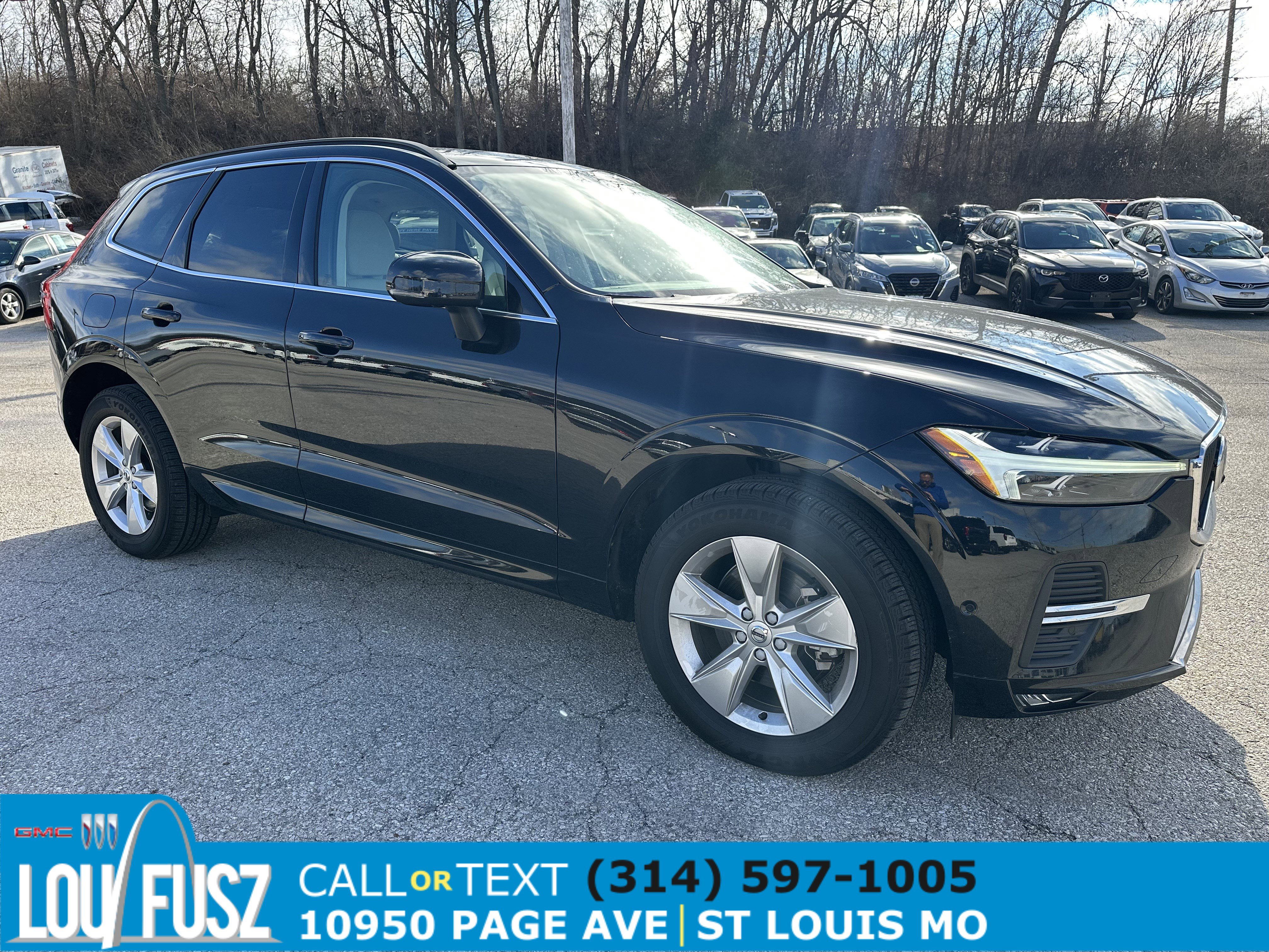 2022 Volvo XC60 Momentum's photo