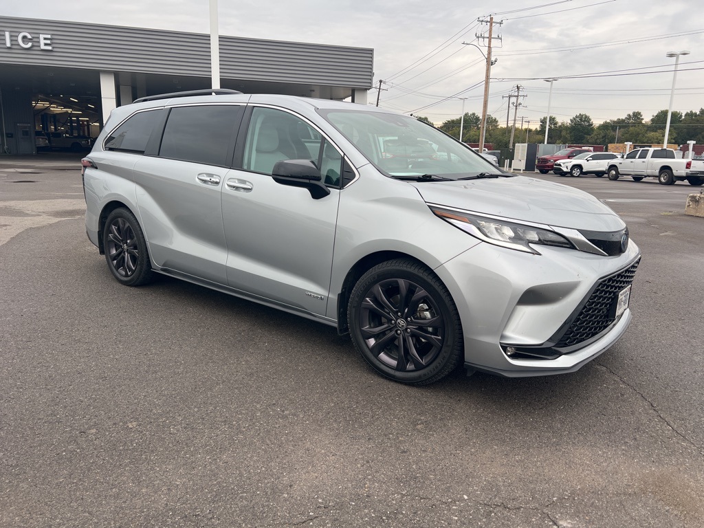 2021 Toyota Sienna XSE photo 2