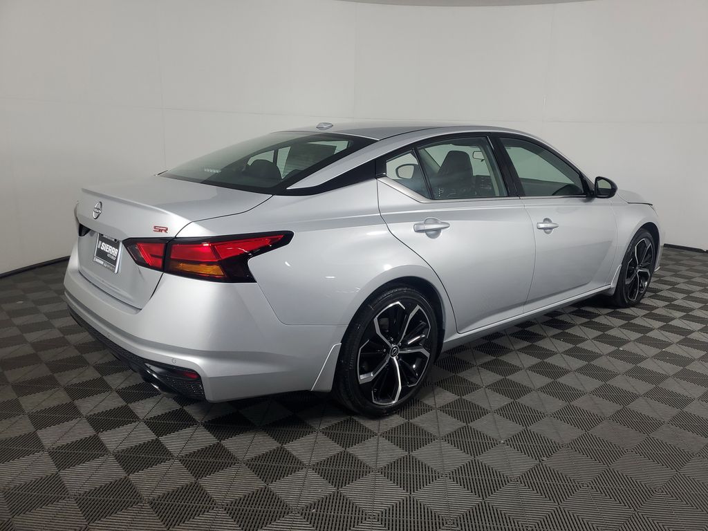 2025 Nissan Altima SR photo 4