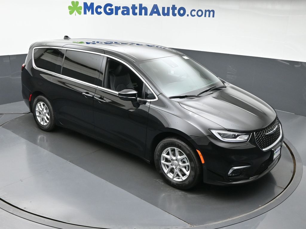 2026 Chrysler Pacifica photo 2