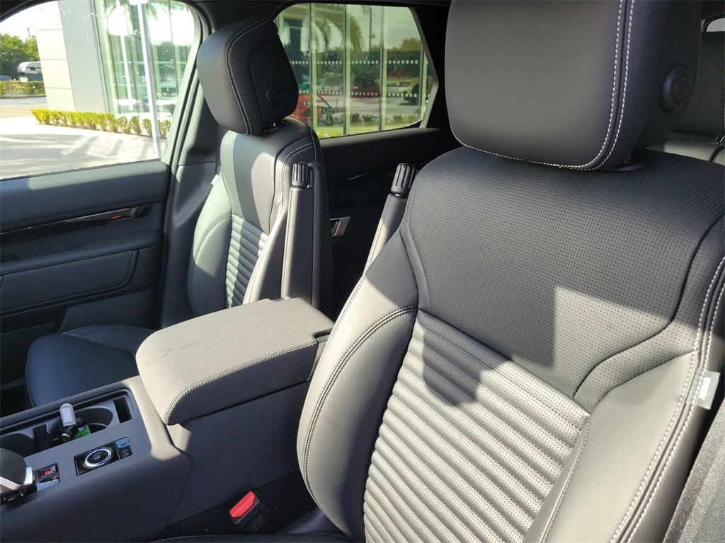 2025 Land Rover Discovery S photo 24