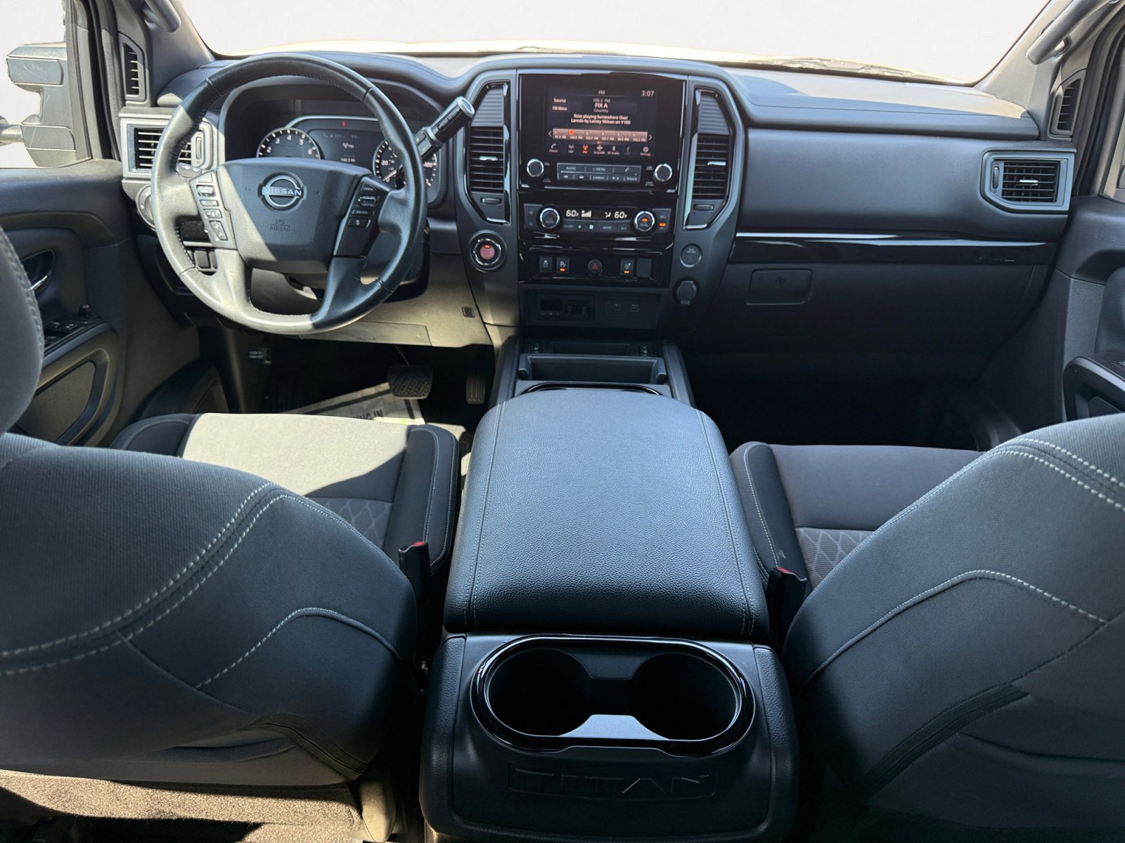 2023 Nissan Titan SV photo 3