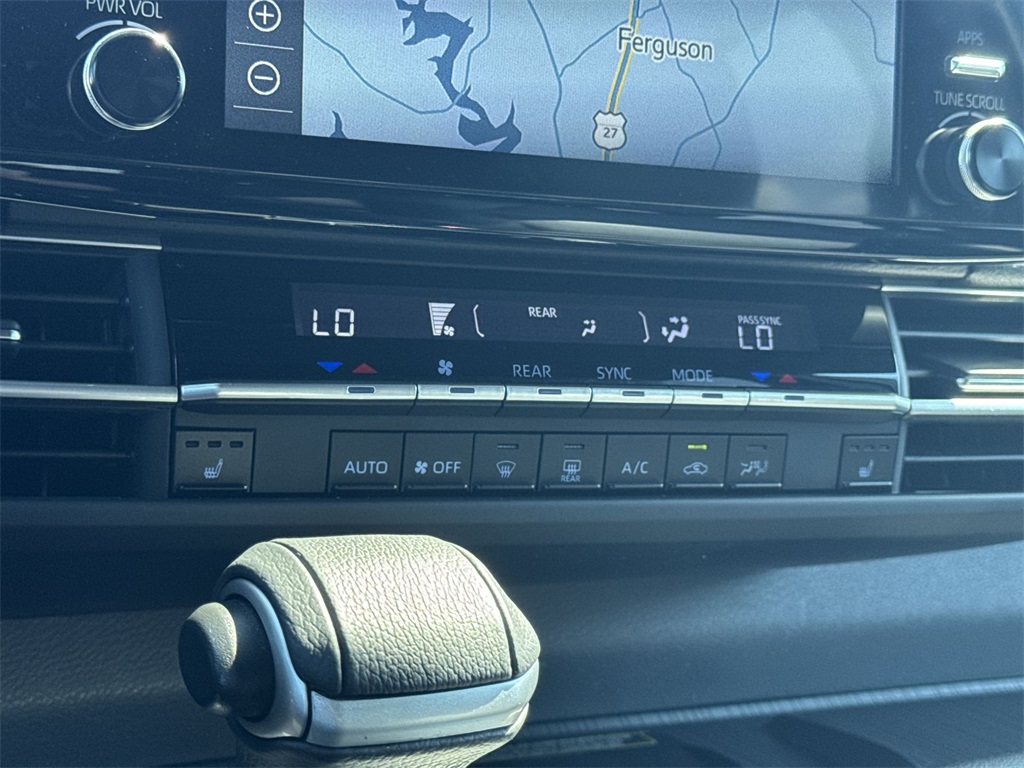 2024 Toyota Sienna LE photo 24