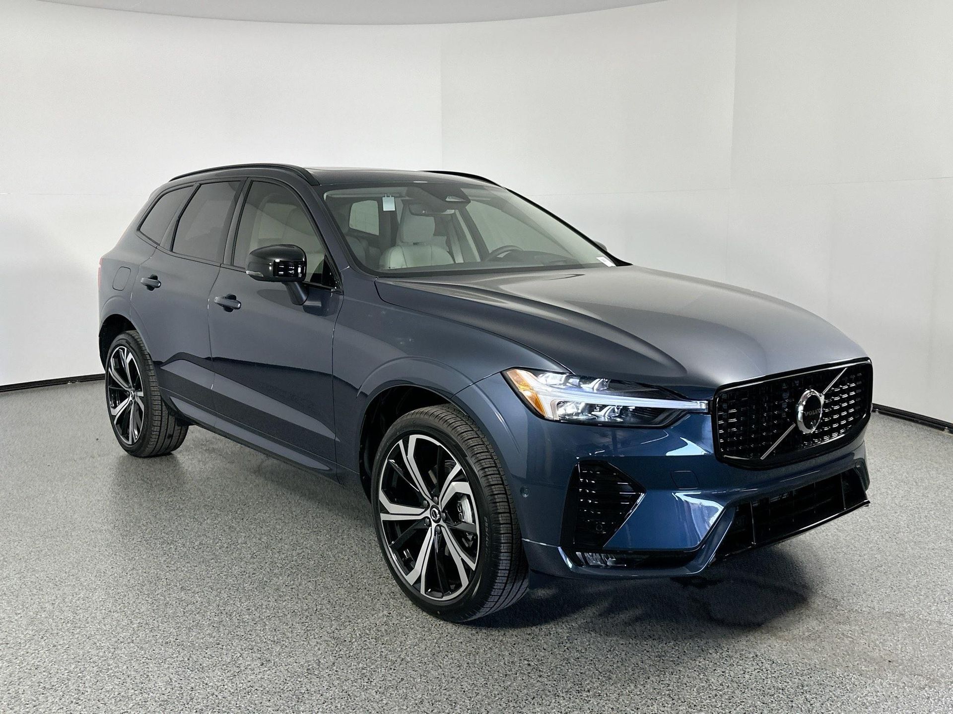 2025 Volvo XC60 B5 photo 3