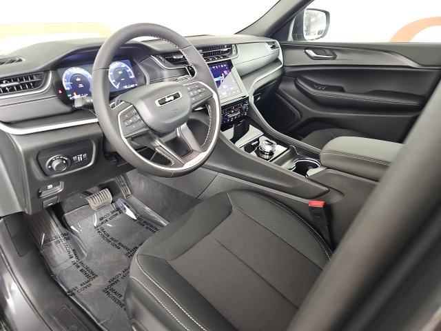 2025 Jeep Grand Cherokee Laredo X photo 5