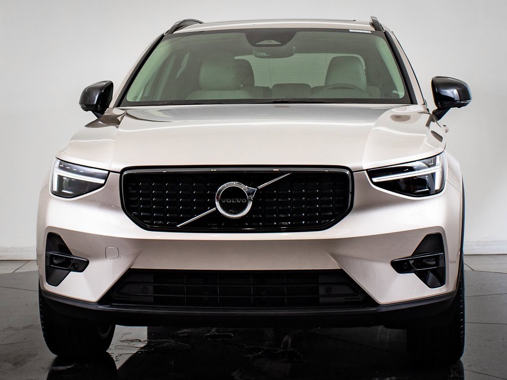 2024 Volvo XC40 Plus photo 2