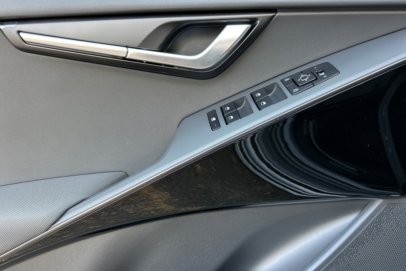 2025 Kia Niro EX Touring photo 6