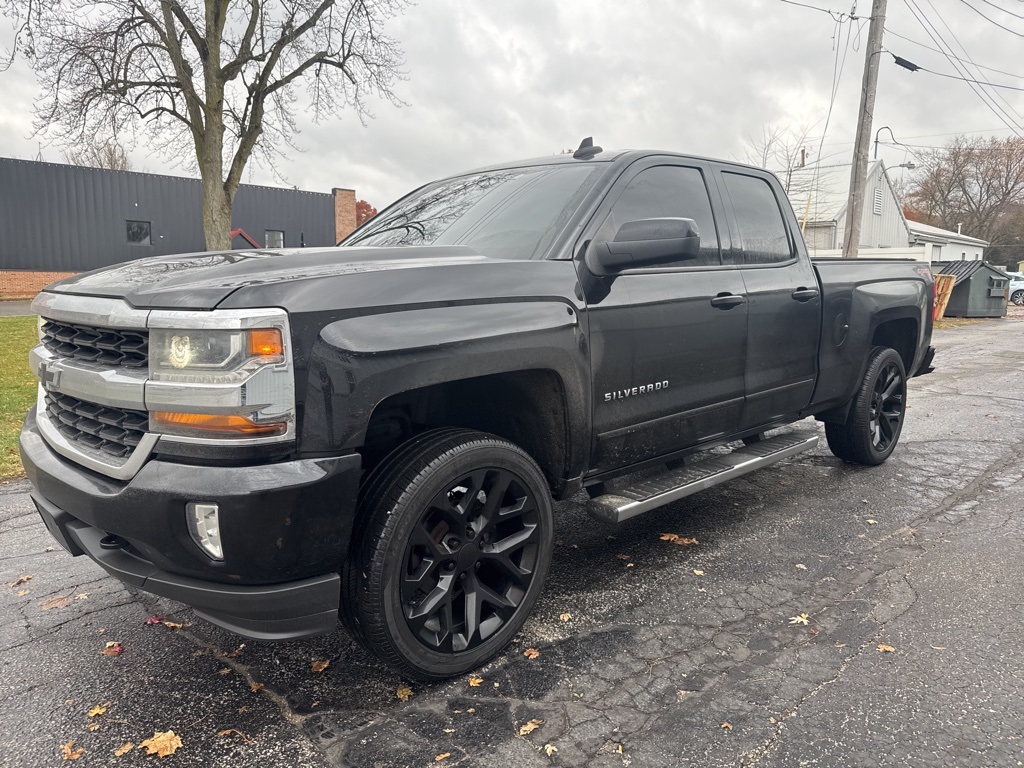 2017 Chevrolet Silverado 1500 LT photo 2