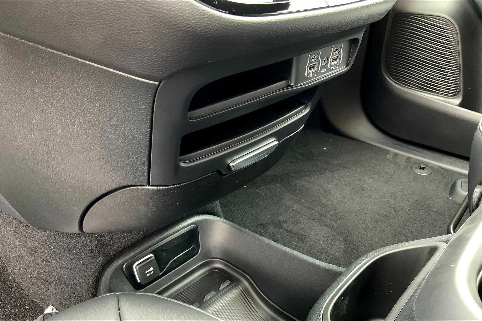 2025 Chrysler Voyager LX photo 18