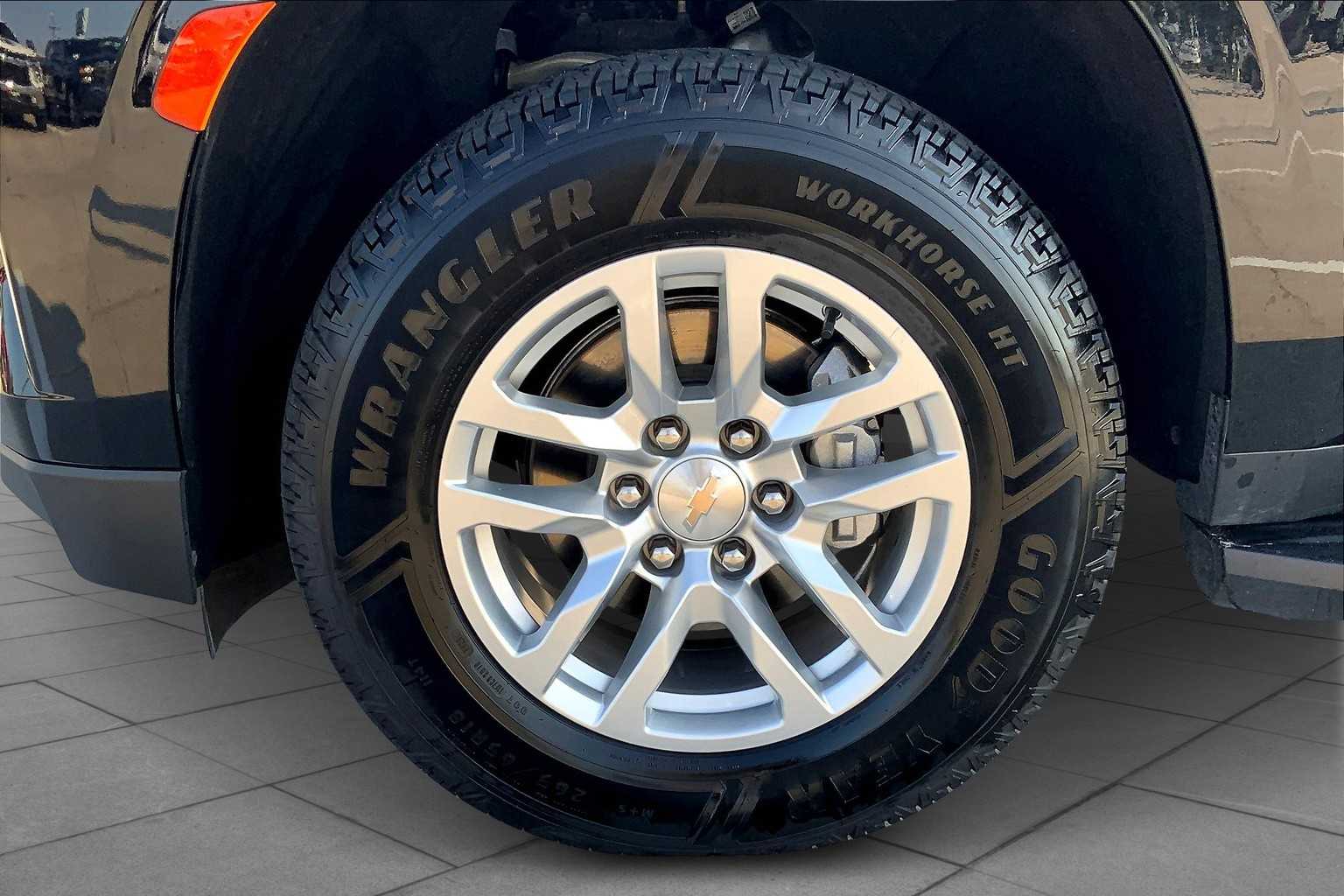 2024 Chevrolet Suburban LT photo 9