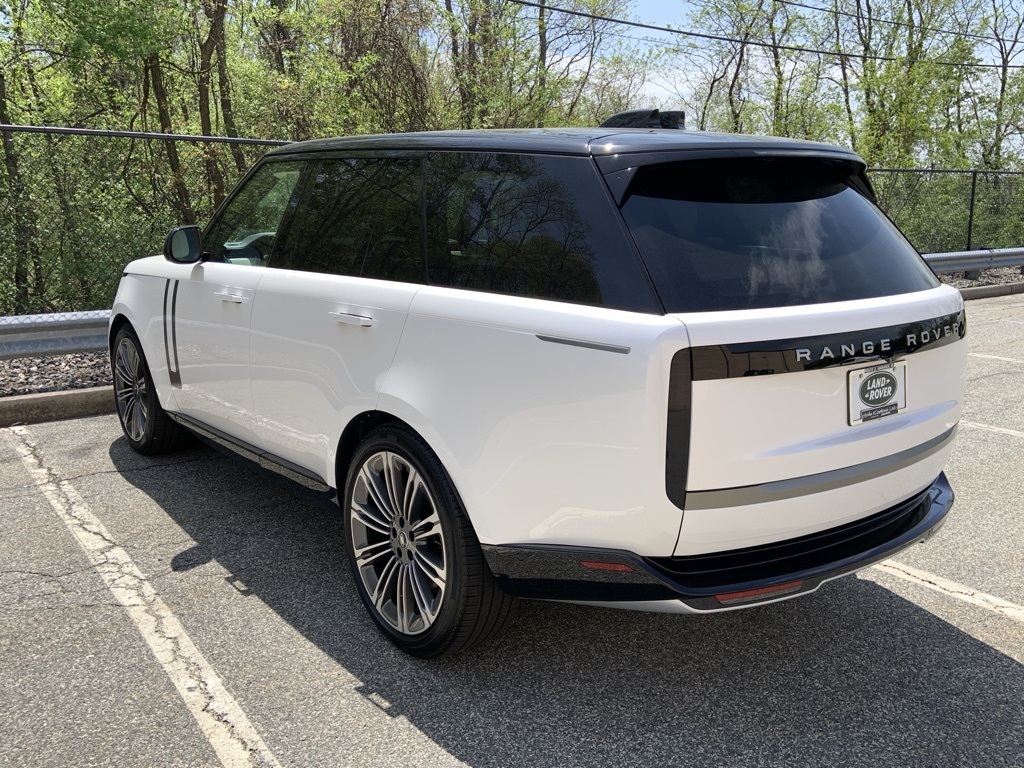 2025 Land Rover Range Rover SE photo 6