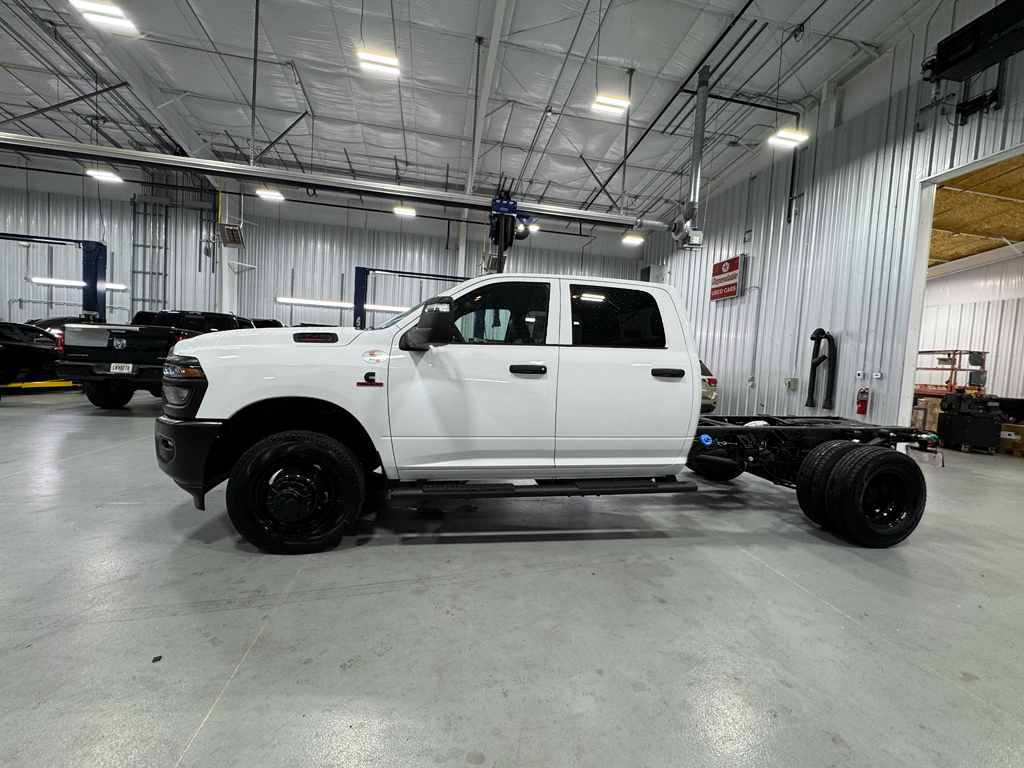 2025 Ram 3500 Tradesman photo 2