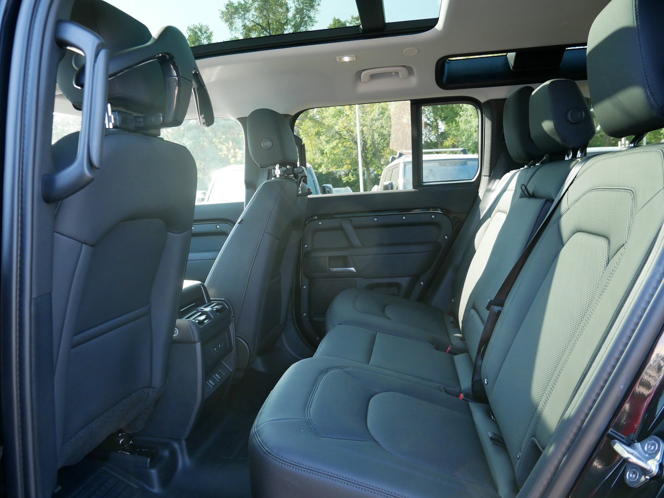 2026 Land Rover Defender 110 S photo 4