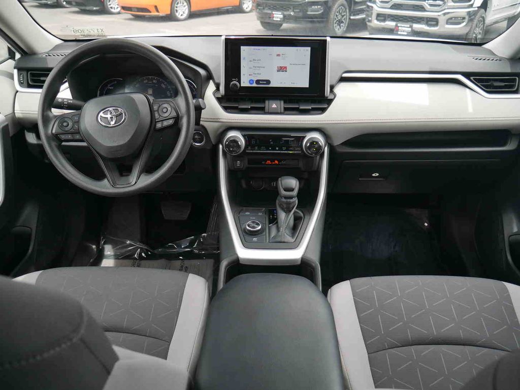 2024 Toyota RAV4 Hybrid XLE photo 4