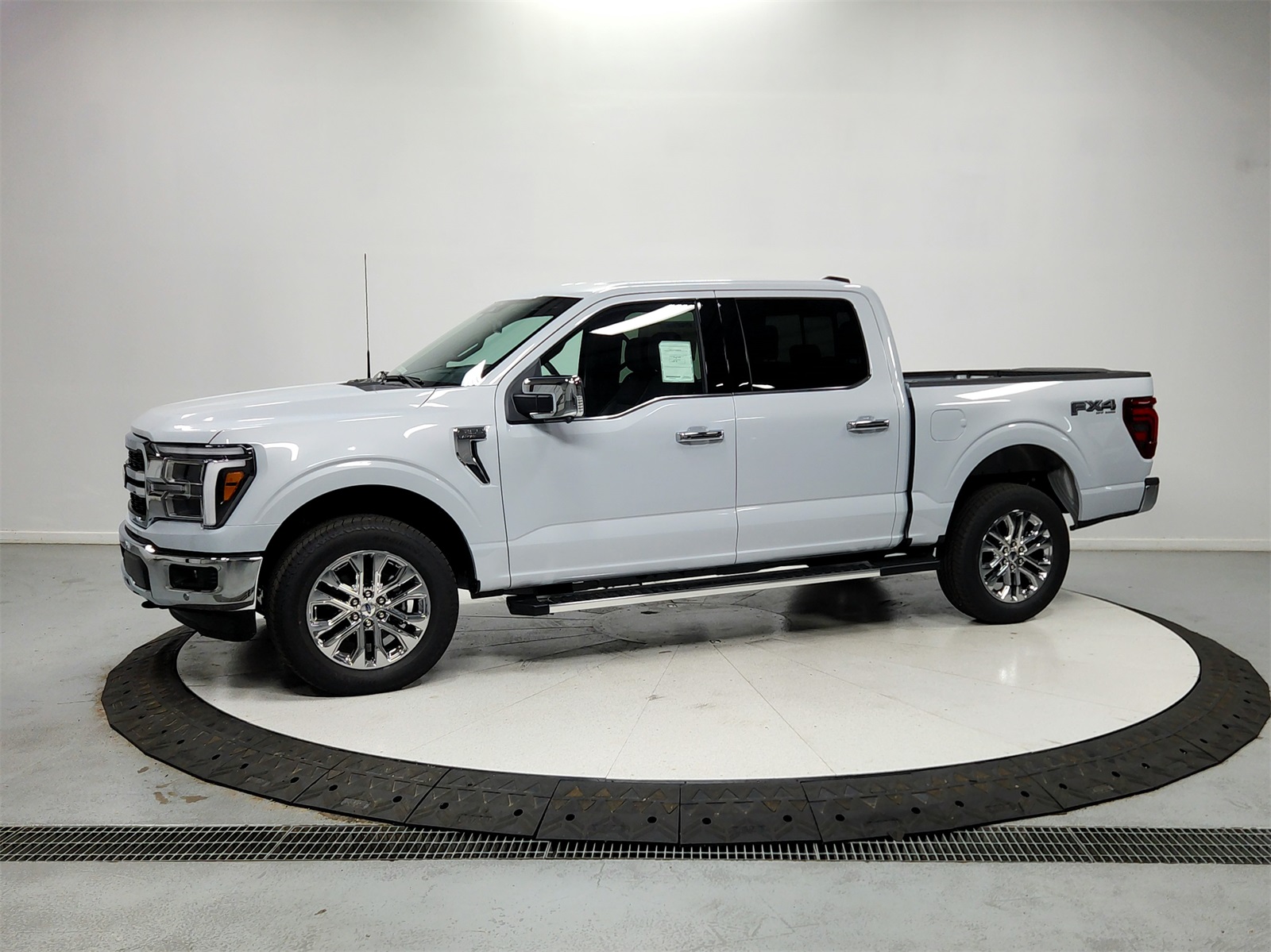 2025 Ford F-150 Lariat photo 2