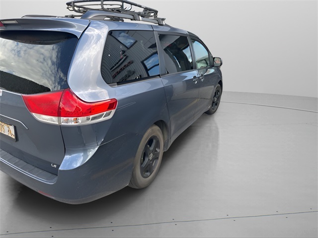 2014 Toyota Sienna L photo 2