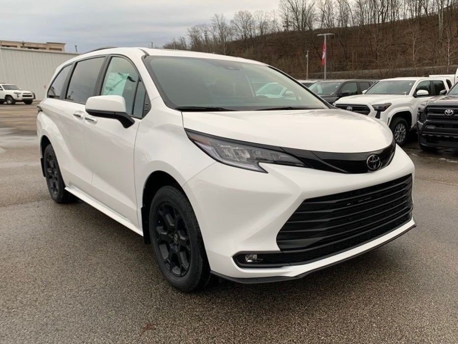 2026 Toyota Sienna Woodland Edition's photo